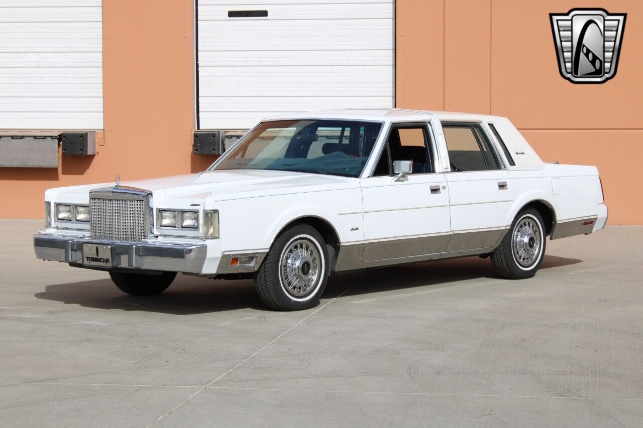 Lincoln-Town-Car-Berline-1985-White-Blue-63902-2