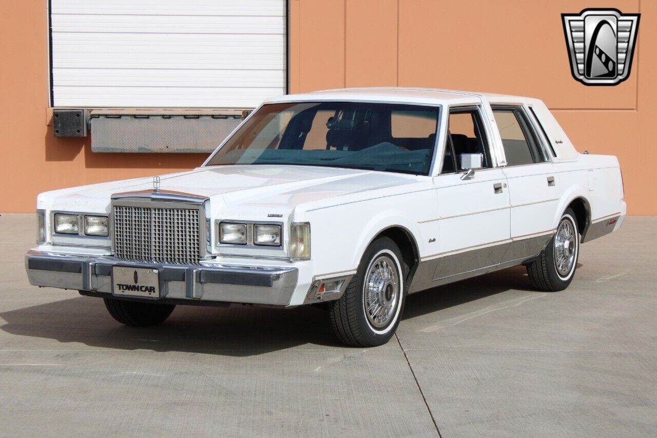 Lincoln-Town-Car-Berline-1985-White-Blue-63902-3