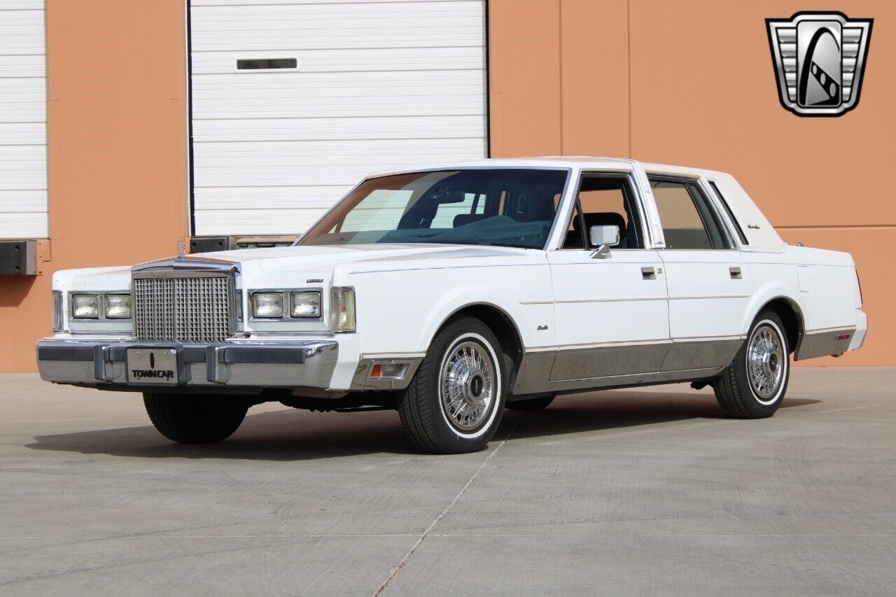 Lincoln-Town-Car-Berline-1985-White-Blue-63902-4