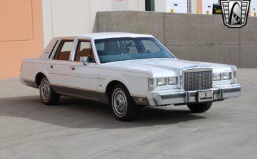 Lincoln-Town-Car-Berline-1985-White-Blue-63902-5