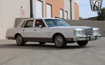 Lincoln-Town-Car-Berline-1985-White-Blue-63902-6