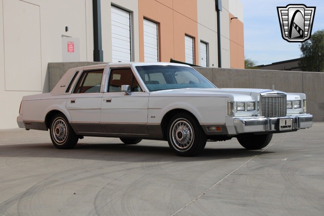 Lincoln-Town-Car-Berline-1985-White-Blue-63902-6