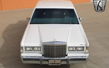 Lincoln-Town-Car-Berline-1985-White-Blue-63902-7