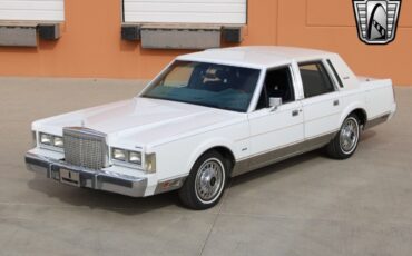 Lincoln-Town-Car-Berline-1985-White-Blue-63902-8