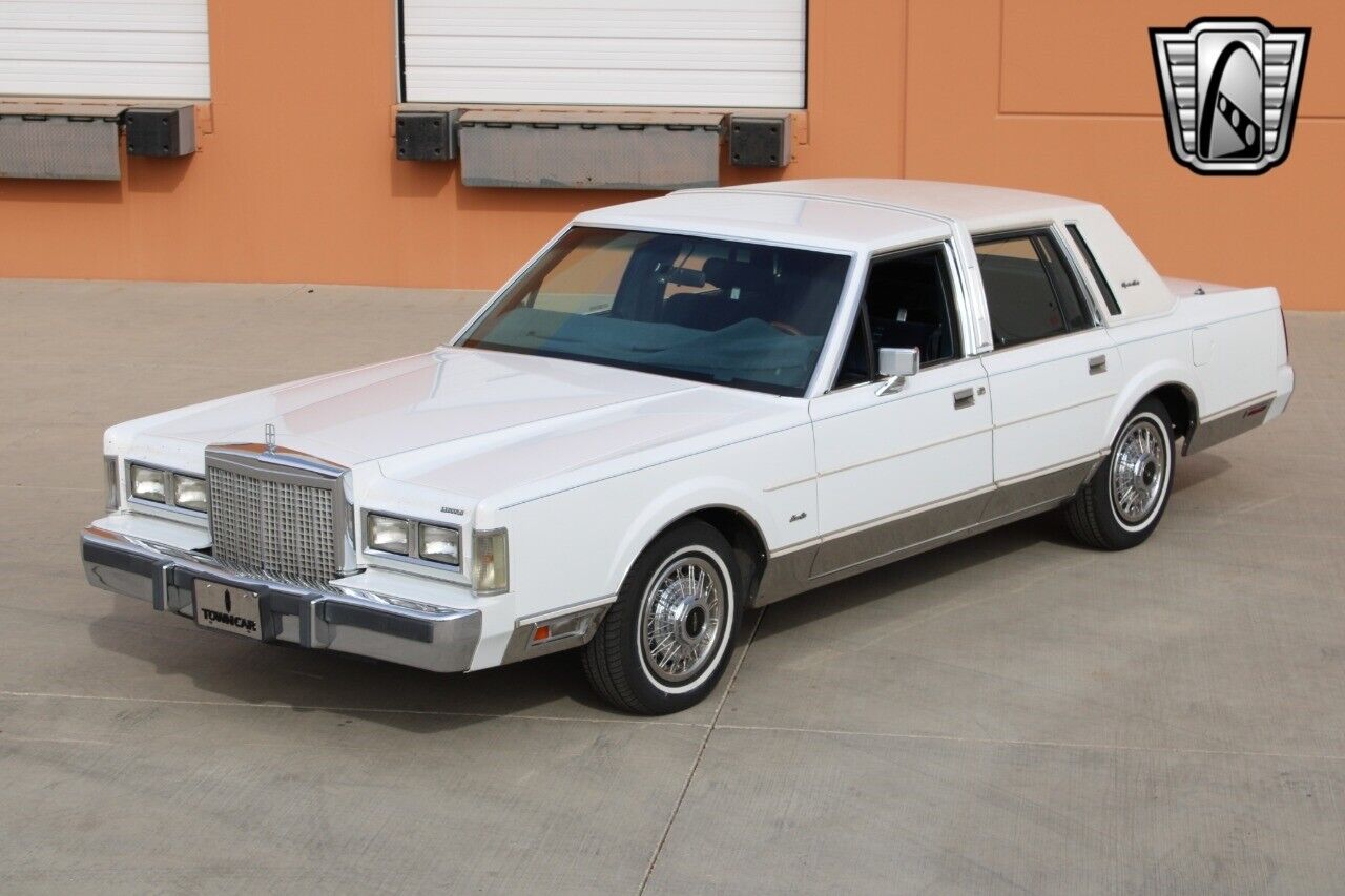 Lincoln-Town-Car-Berline-1985-White-Blue-63902-8