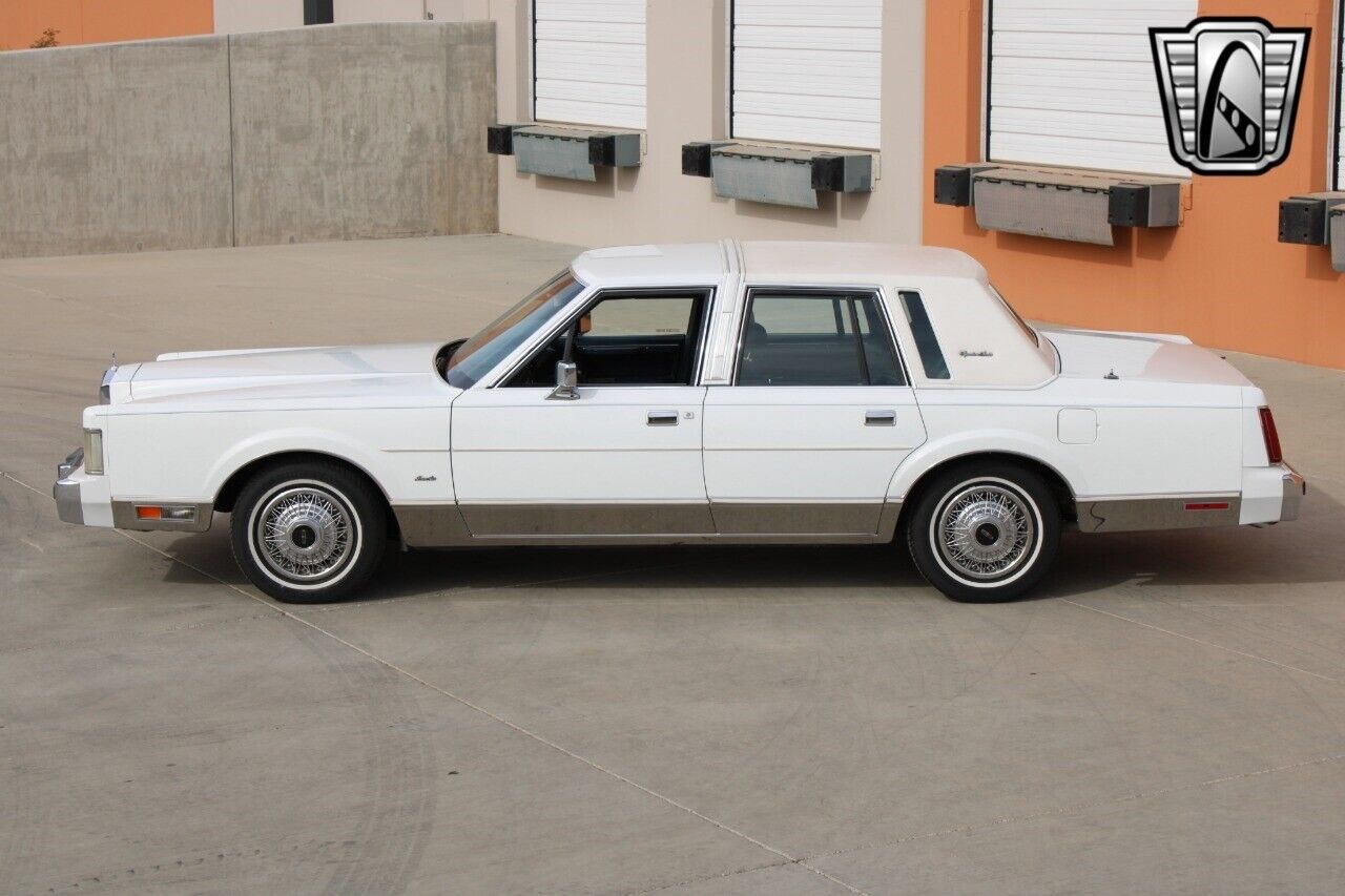 Lincoln-Town-Car-Berline-1985-White-Blue-63902-9