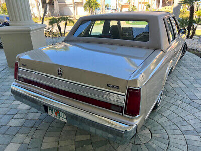 Lincoln-Town-Car-Berline-1989-Gold-Blue-21042-4