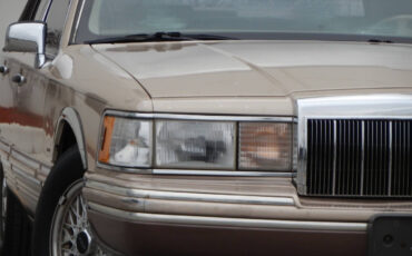 Lincoln-Town-Car-Berline-1992-Gold-Beige-178248-5