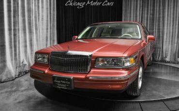 Lincoln-Town-Car-Berline-1995-Berry-Pearl-Metallic-Cream-70822-1