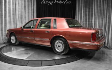 Lincoln-Town-Car-Berline-1995-Berry-Pearl-Metallic-Cream-70822-2