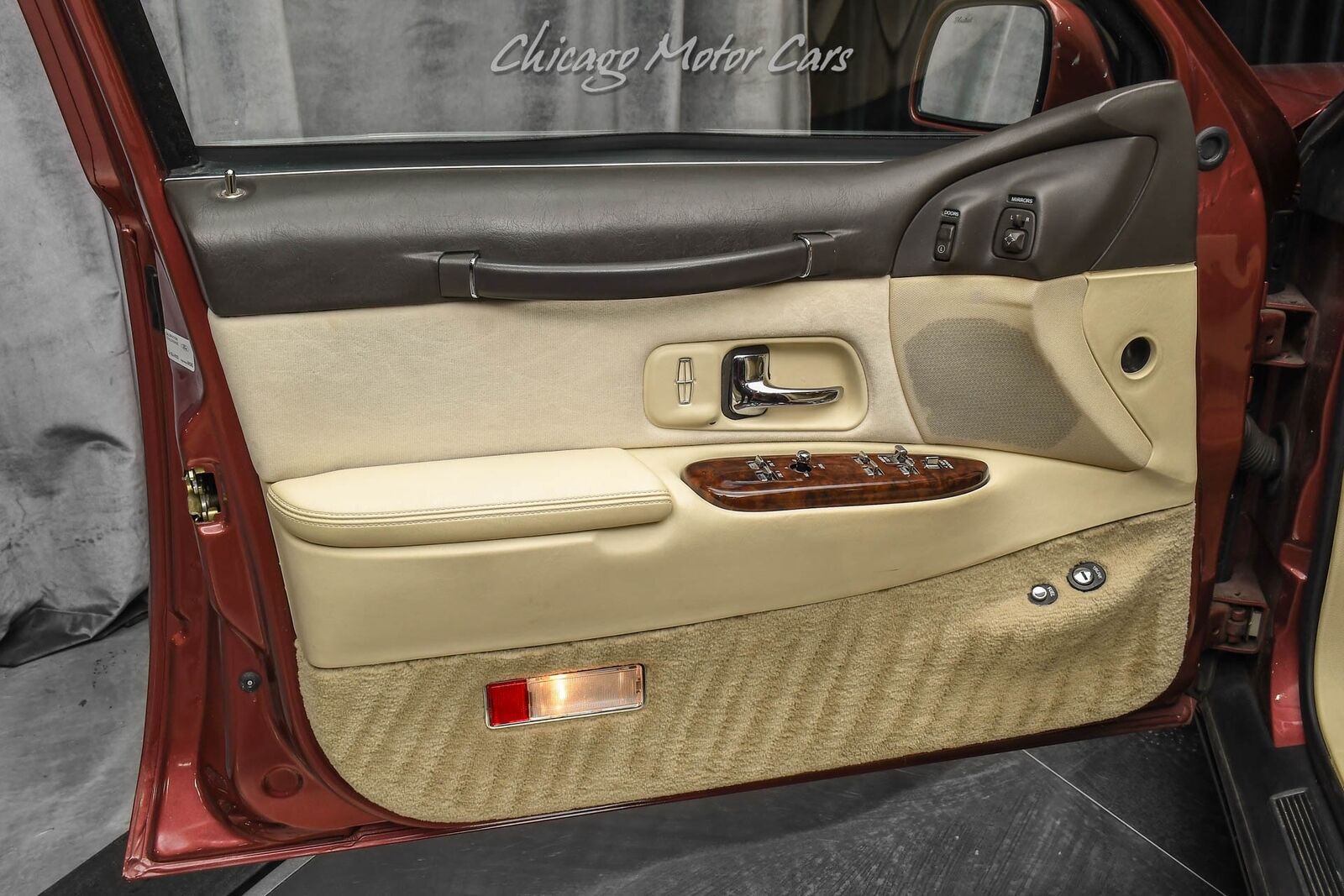 Lincoln-Town-Car-Berline-1995-Berry-Pearl-Metallic-Cream-70822-23