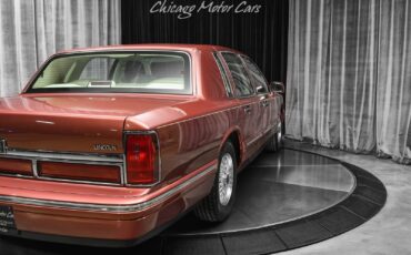 Lincoln-Town-Car-Berline-1995-Berry-Pearl-Metallic-Cream-70822-33