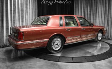 Lincoln-Town-Car-Berline-1995-Berry-Pearl-Metallic-Cream-70822-4