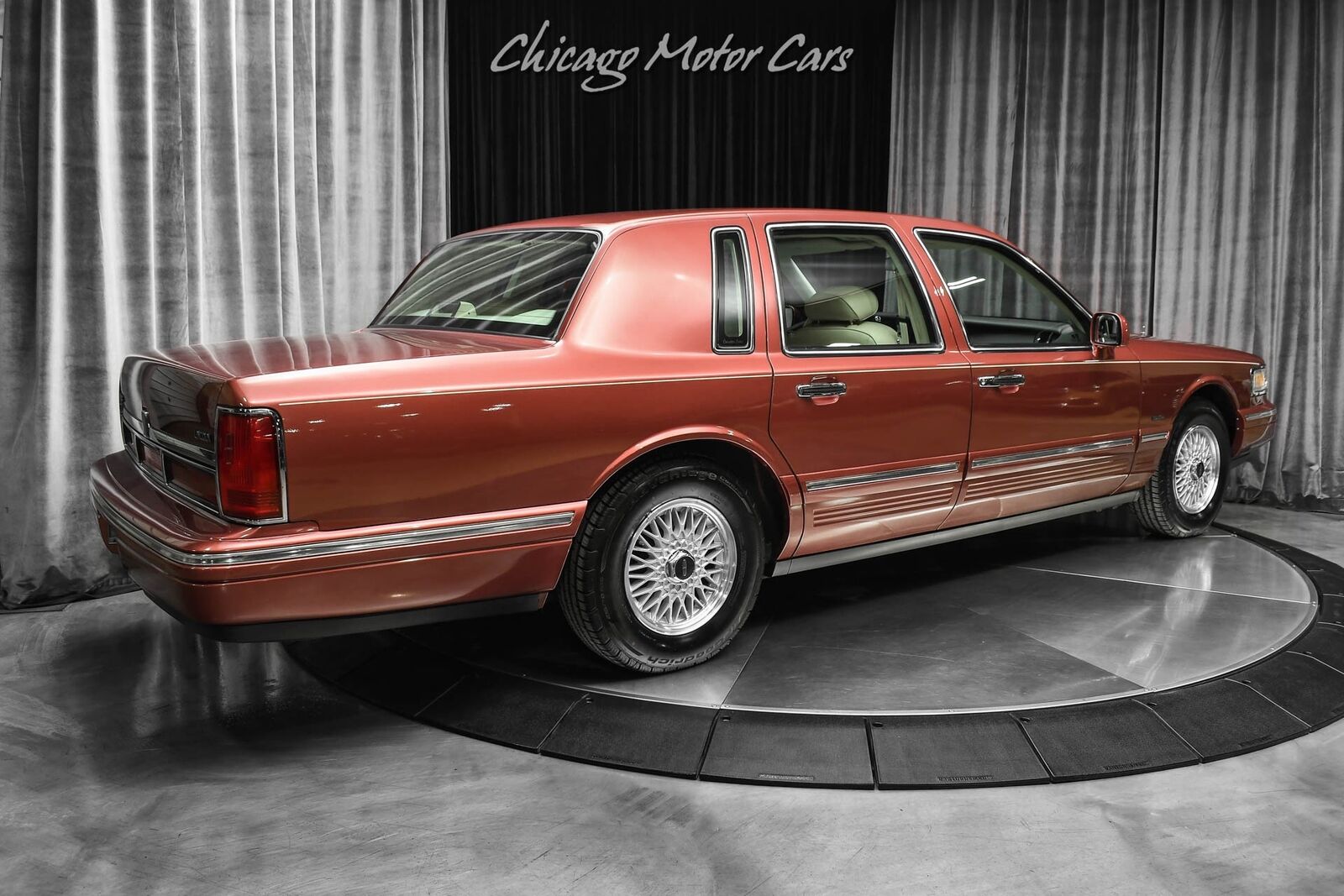 Lincoln-Town-Car-Berline-1995-Berry-Pearl-Metallic-Cream-70822-4