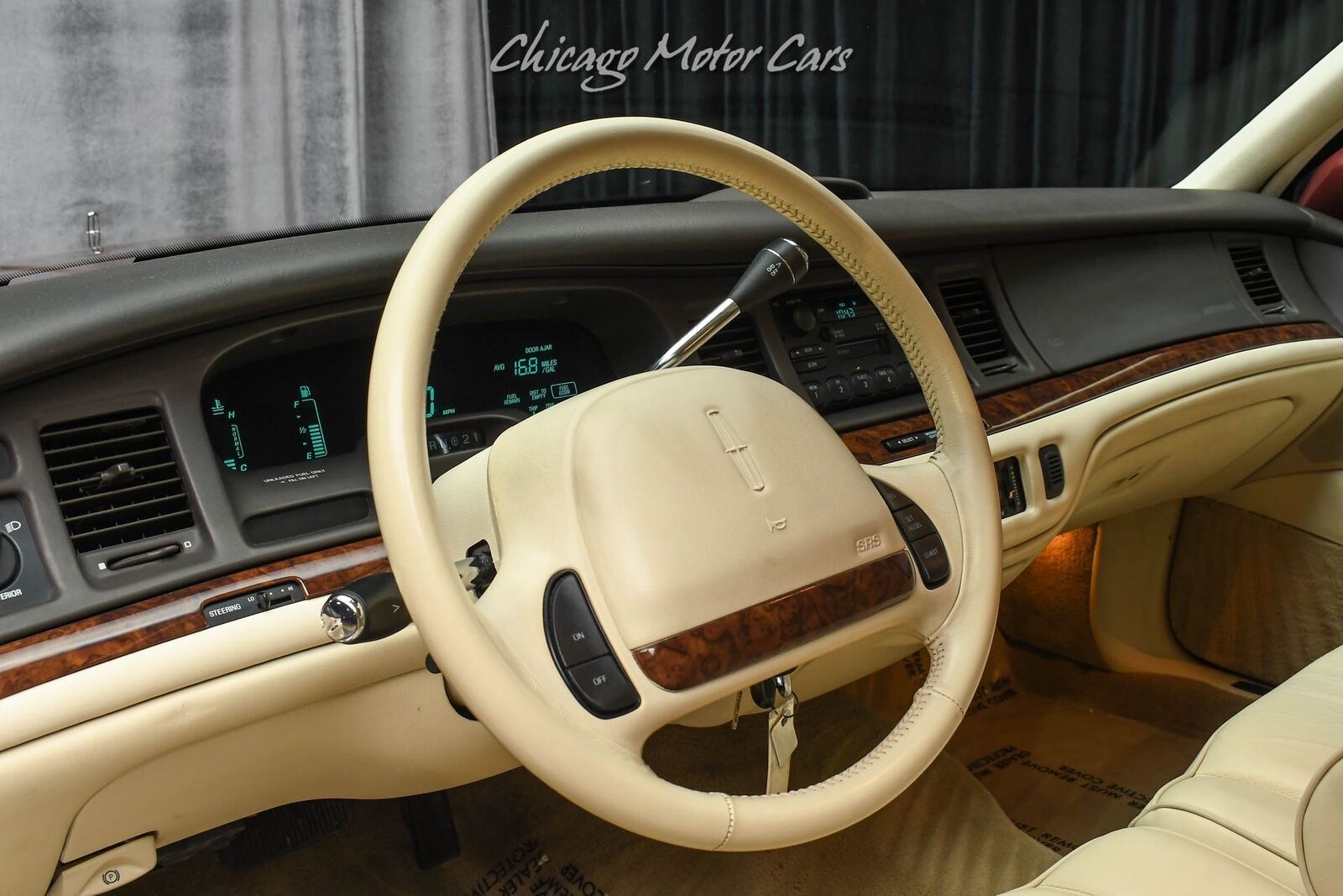 Lincoln-Town-Car-Berline-1995-Berry-Pearl-Metallic-Cream-70822-8