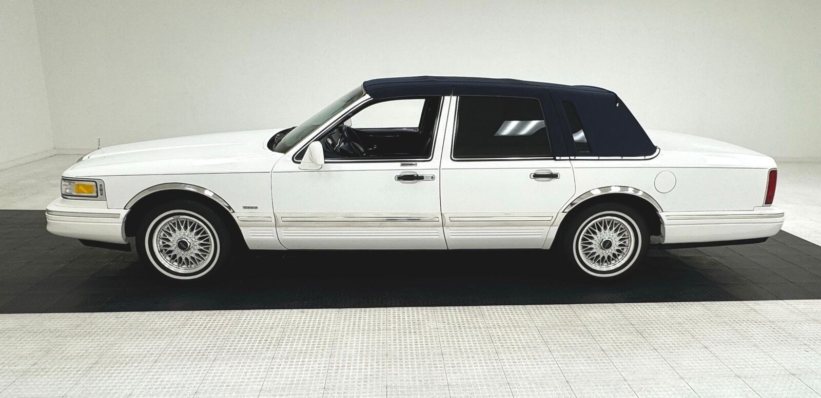 Lincoln-Town-Car-Berline-1995-White-Blue-213373-1