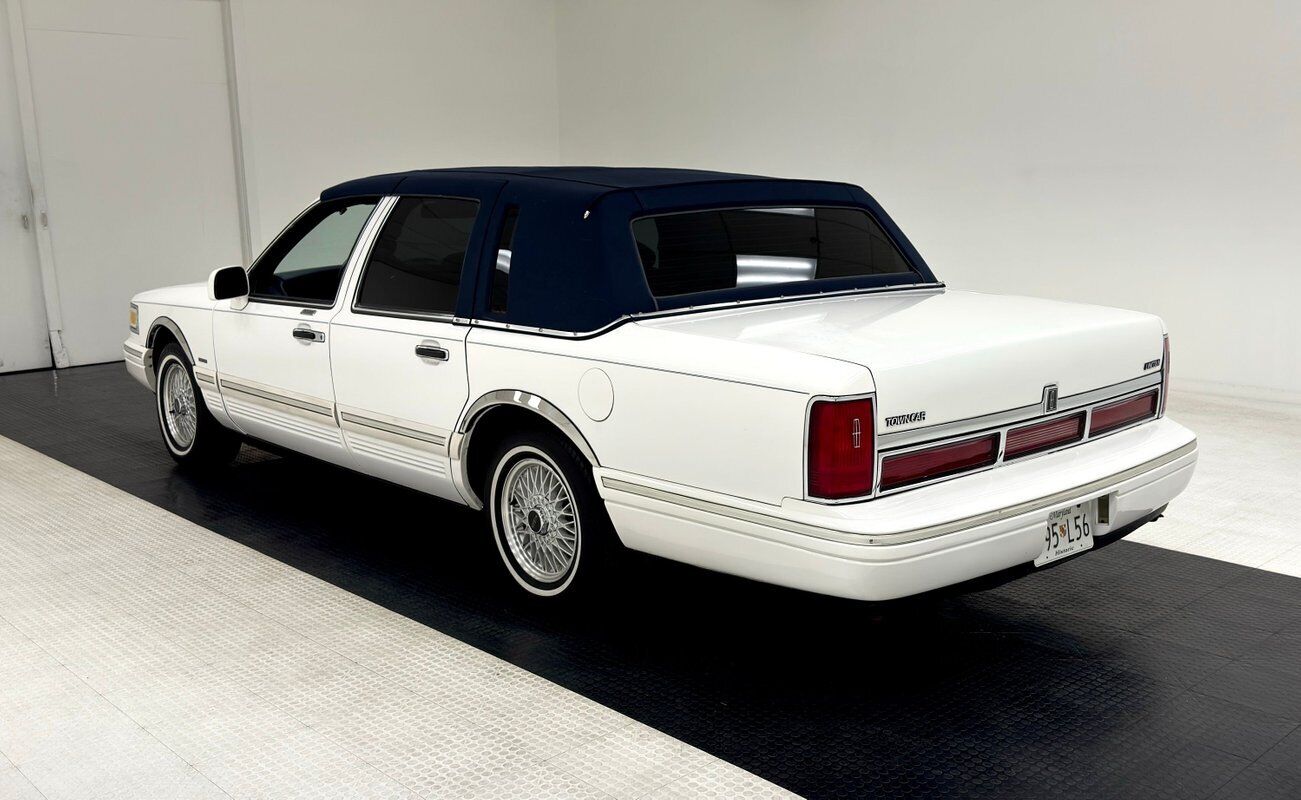 Lincoln-Town-Car-Berline-1995-White-Blue-213373-2