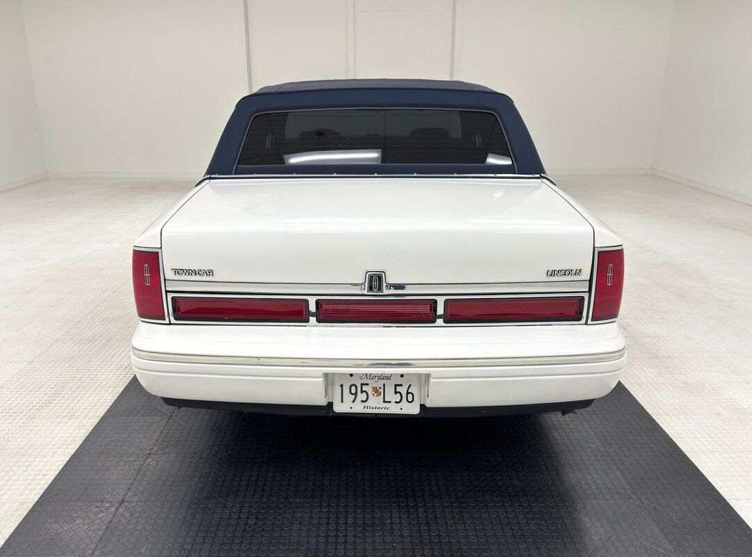 Lincoln-Town-Car-Berline-1995-White-Blue-213373-3