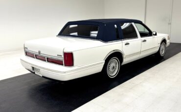 Lincoln-Town-Car-Berline-1995-White-Blue-213373-4