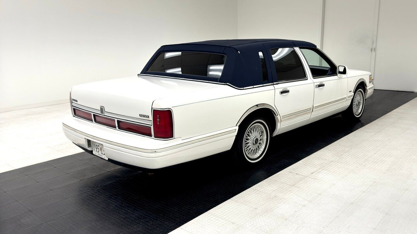 Lincoln-Town-Car-Berline-1995-White-Blue-213373-4