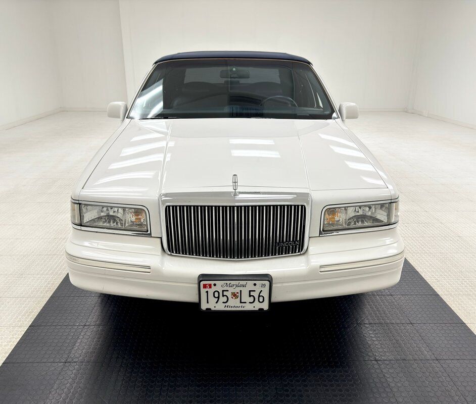 Lincoln-Town-Car-Berline-1995-White-Blue-213373-7