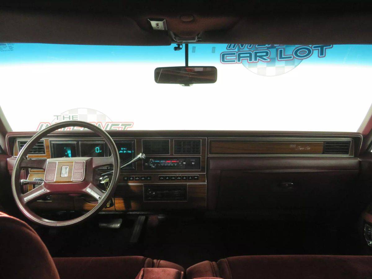 Lincoln-Town-car-1988-custom-11370-10