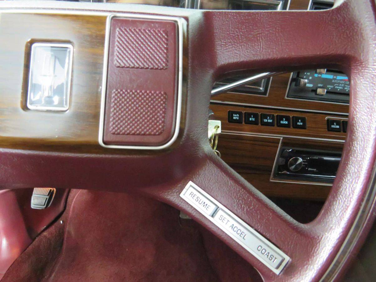 Lincoln-Town-car-1988-custom-11370-16