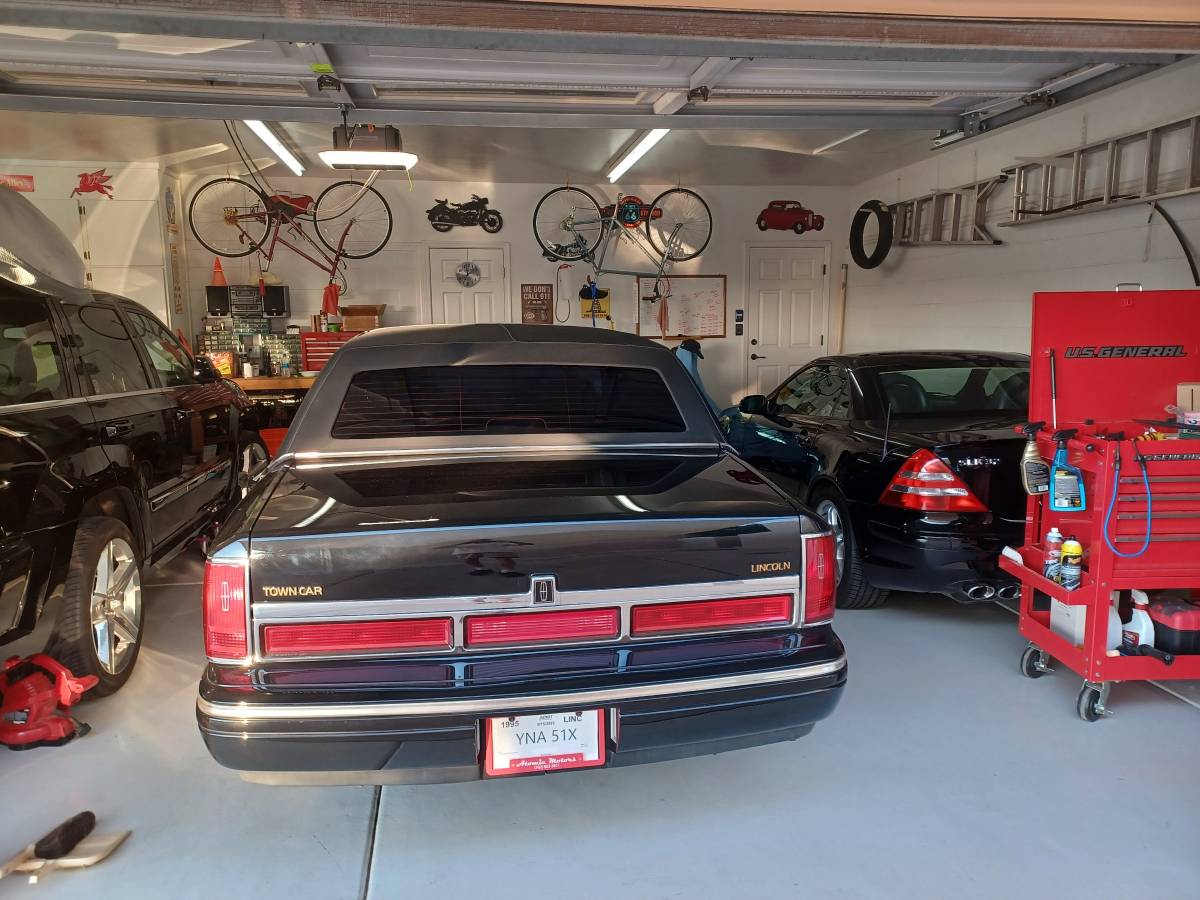 Lincoln-Town-car-congressional-series-1995-black-61155-3