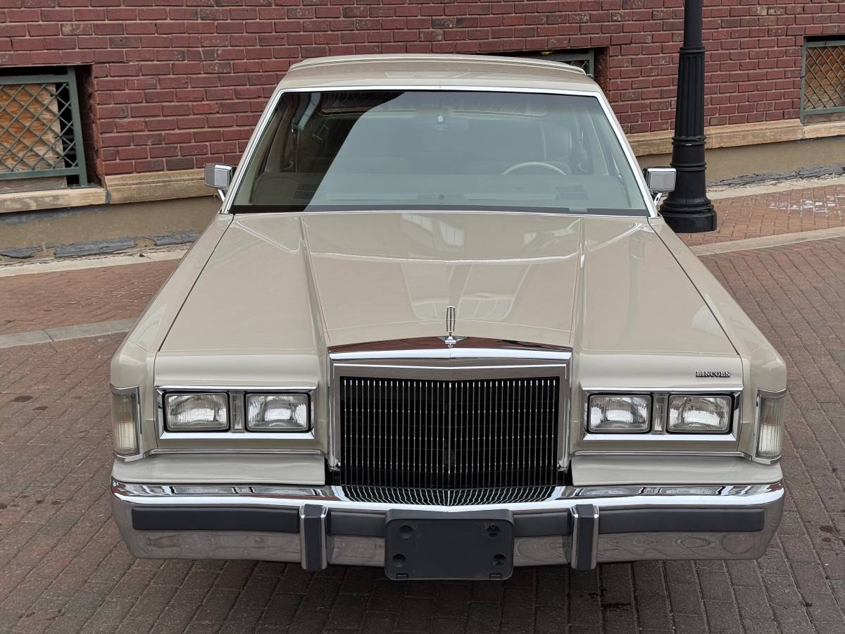 Lincoln-Town-car-signature-tournament-edition-1988-brown-124545-1