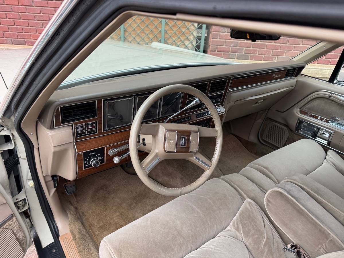 Lincoln-Town-car-signature-tournament-edition-1988-brown-124545-11