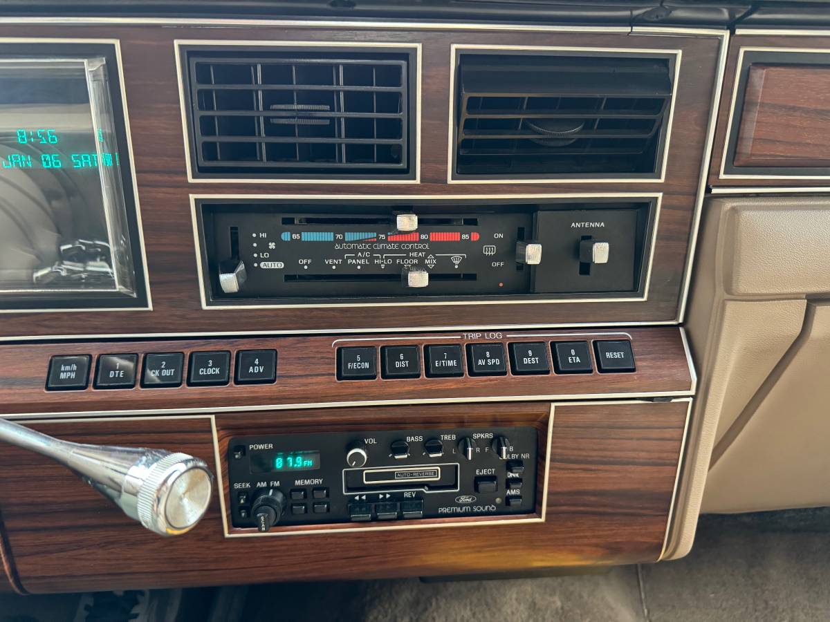 Lincoln-Town-car-signature-tournament-edition-1988-brown-124545-12