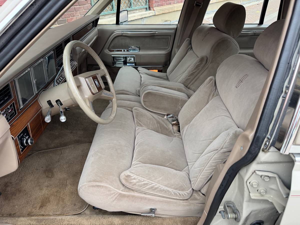 Lincoln-Town-car-signature-tournament-edition-1988-brown-124545-15