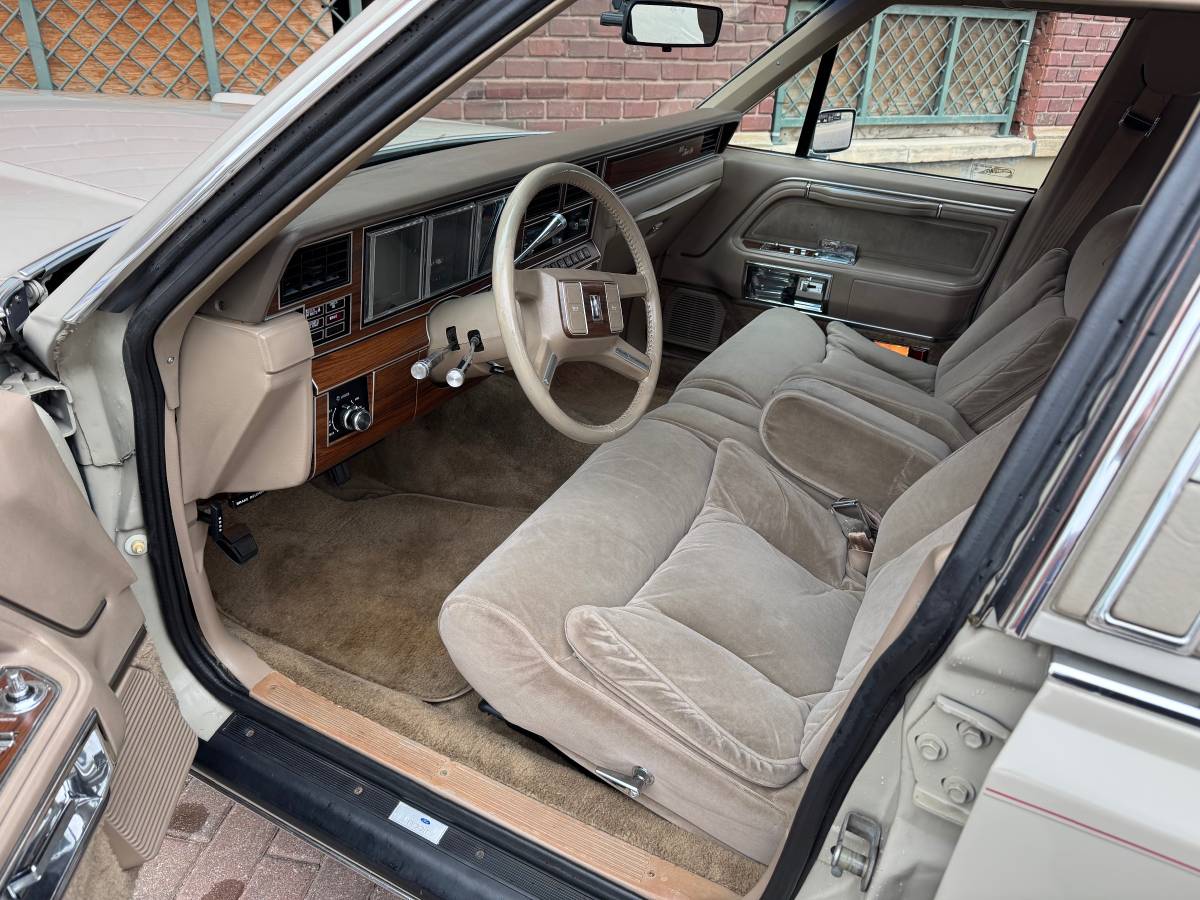 Lincoln-Town-car-signature-tournament-edition-1988-brown-124545-9