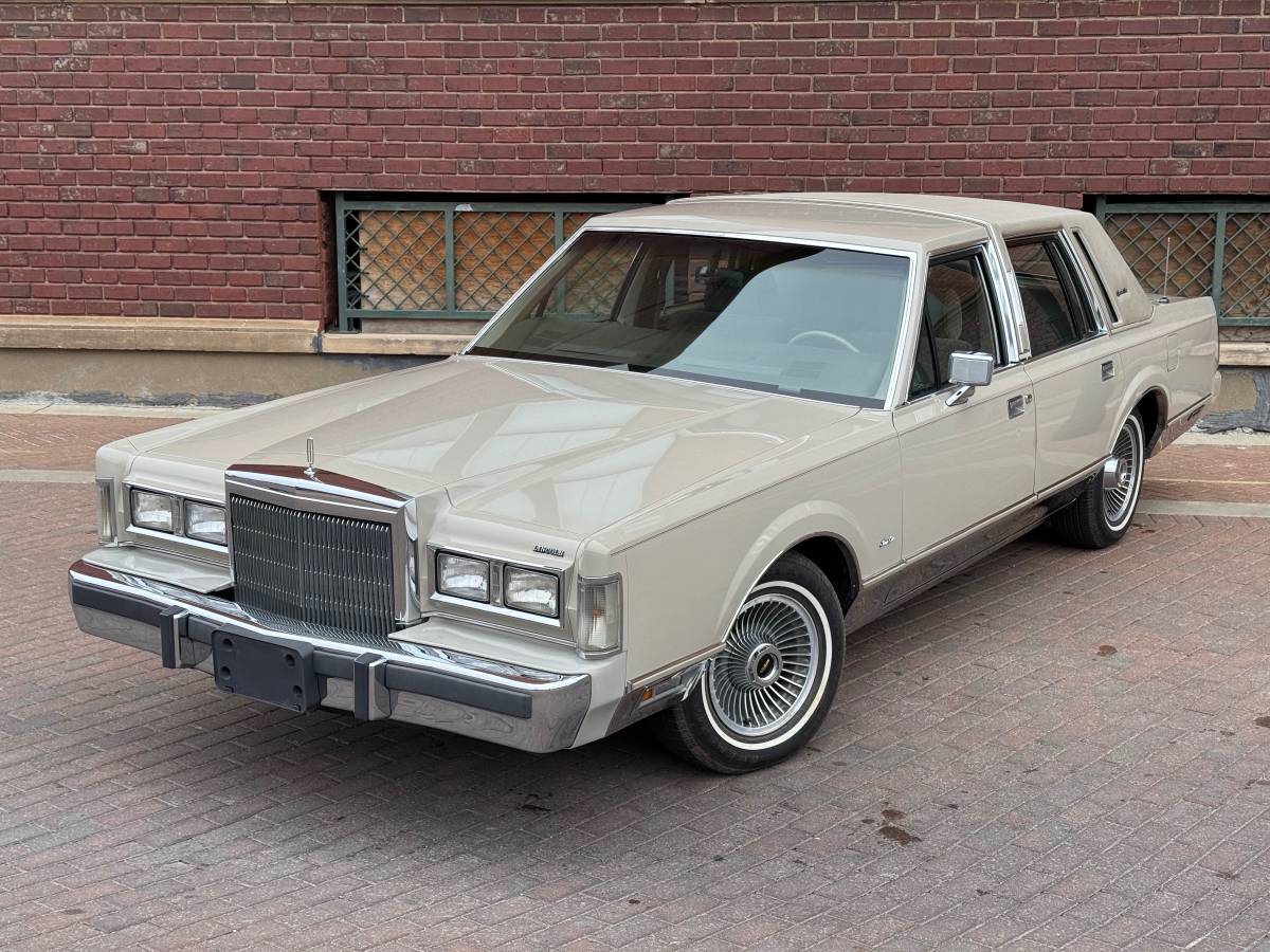 Lincoln-Town-car-signature-tournament-edition-1988-brown-124545