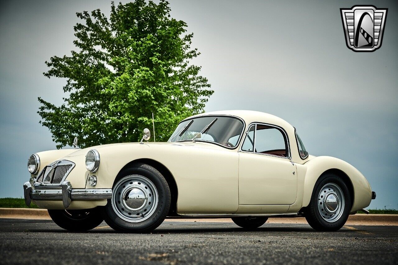 MG-MGA-1961-White-Red-3-2