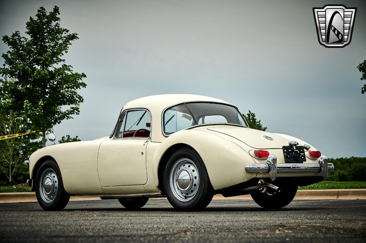 MG-MGA-1961-White-Red-3-4