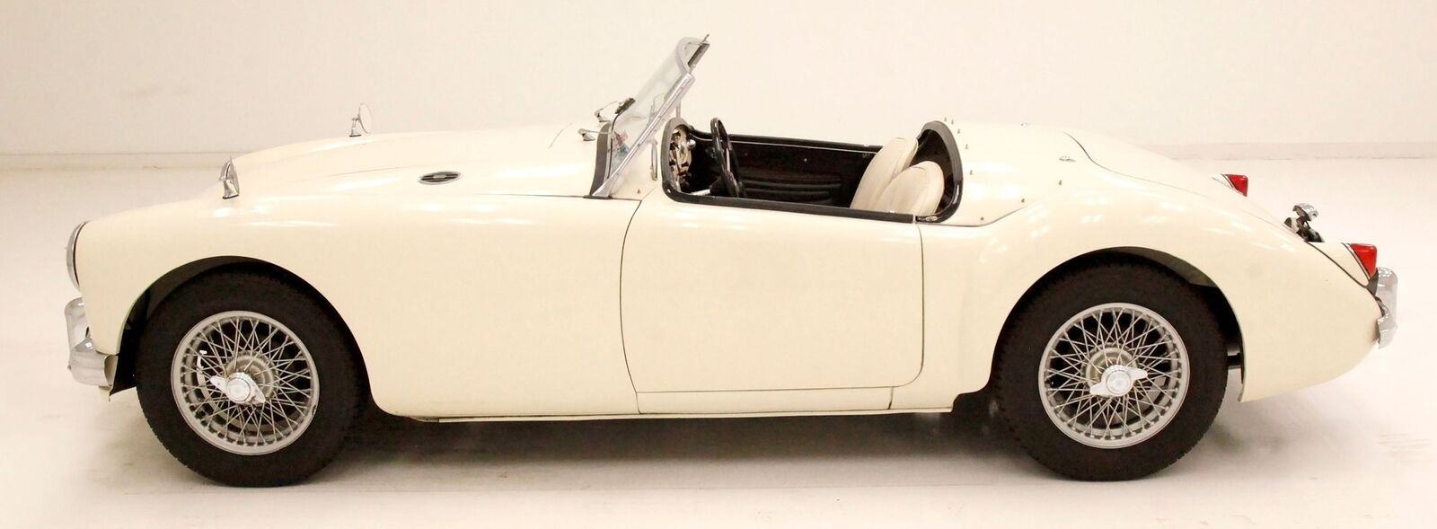 MG-MGA-Cabriolet-1958-White-Black-5884-2