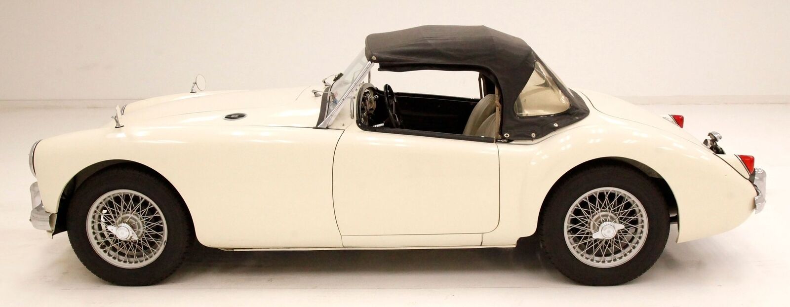 MG-MGA-Cabriolet-1958-White-Black-5884-3