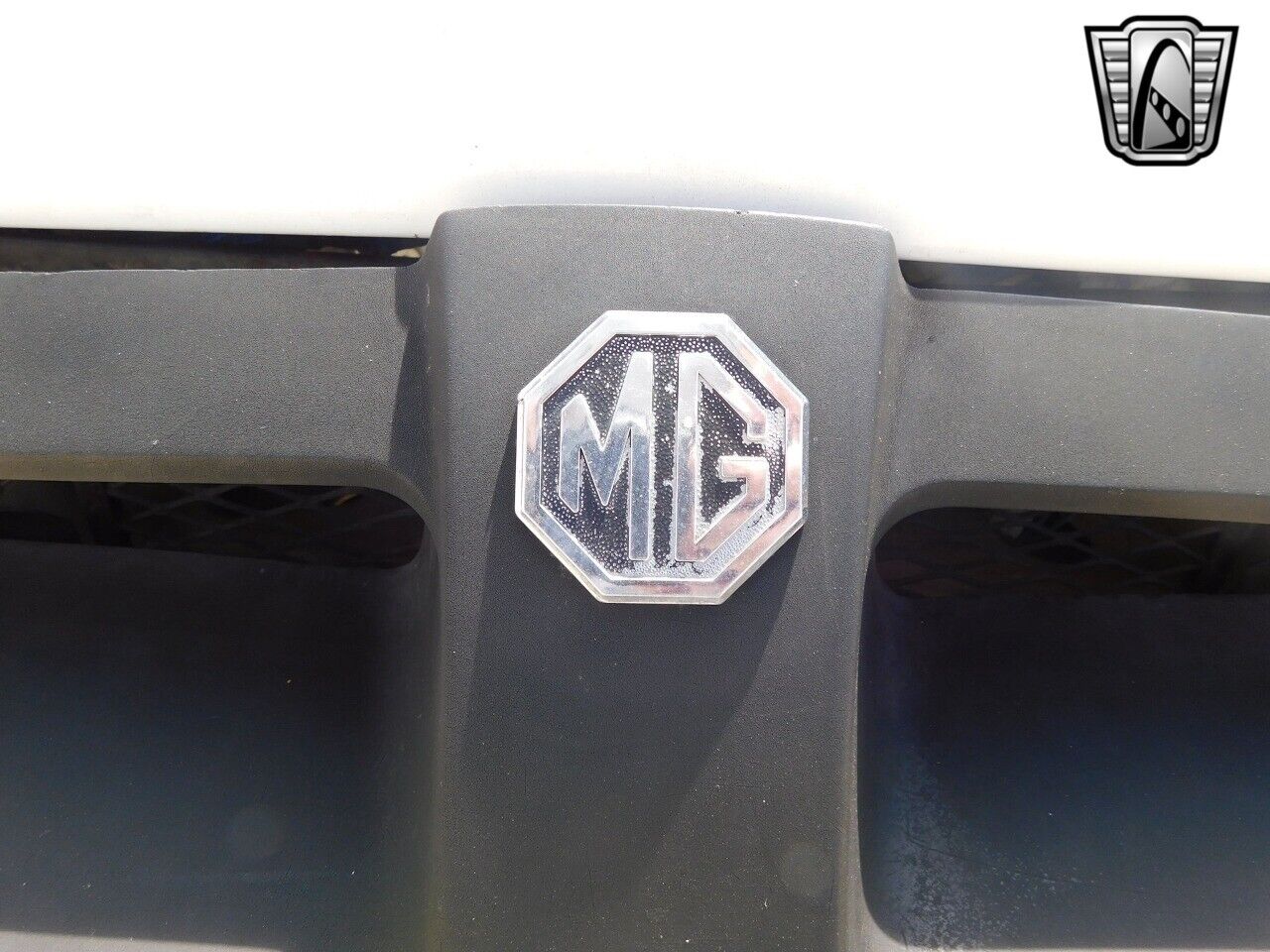 MG-MGB-1980-White-Black-115079-11