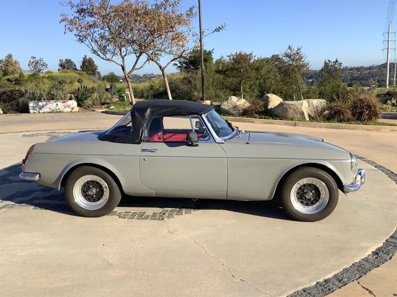 MG-MGB-Cabriolet-1964-Gray-Red-24058-4