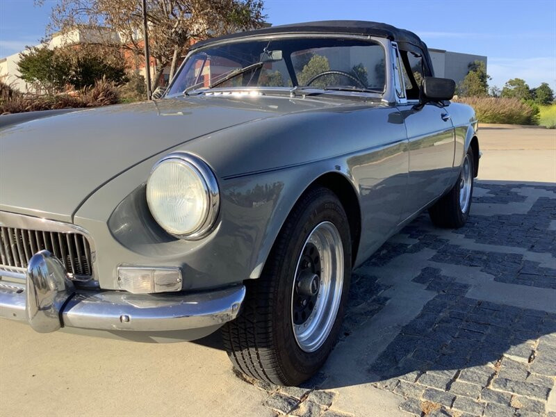 MG-MGB-Cabriolet-1964-Gray-Red-24058-7