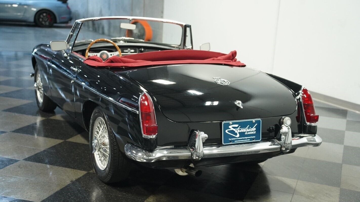 MG-MGB-Cabriolet-1967-Black-Red-32800-7