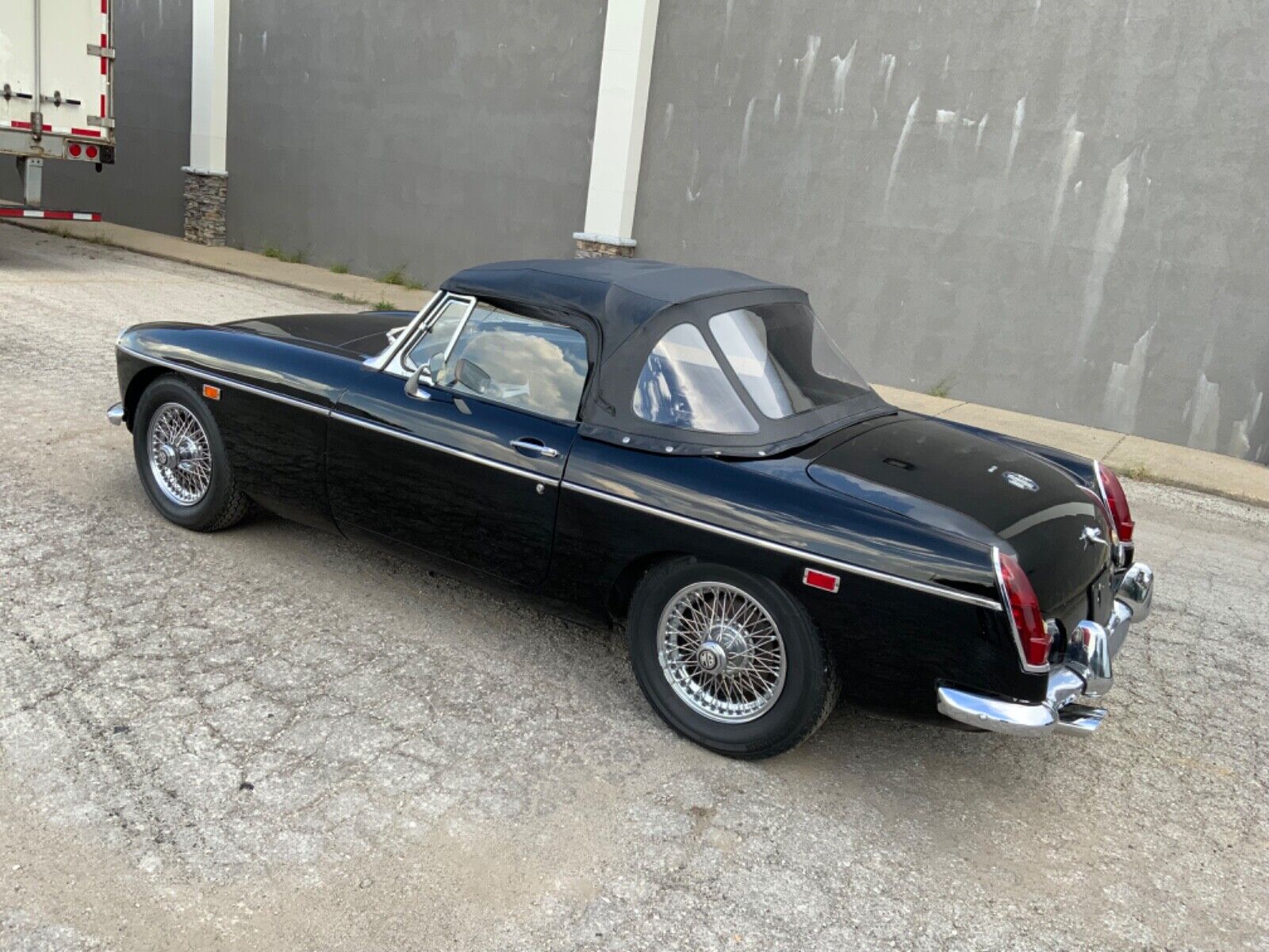 MG-MGB-Cabriolet-1969-Black-Black-3912-3