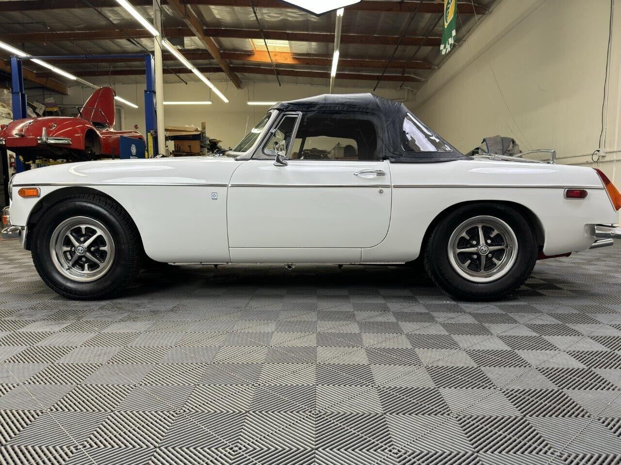 MG-MGB-Cabriolet-1974-White-Black-126121-4