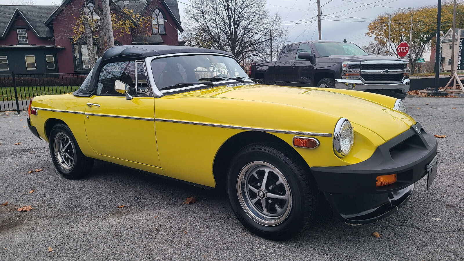 MG-MGB-Cabriolet-1980-Yellow-Black-88900-1