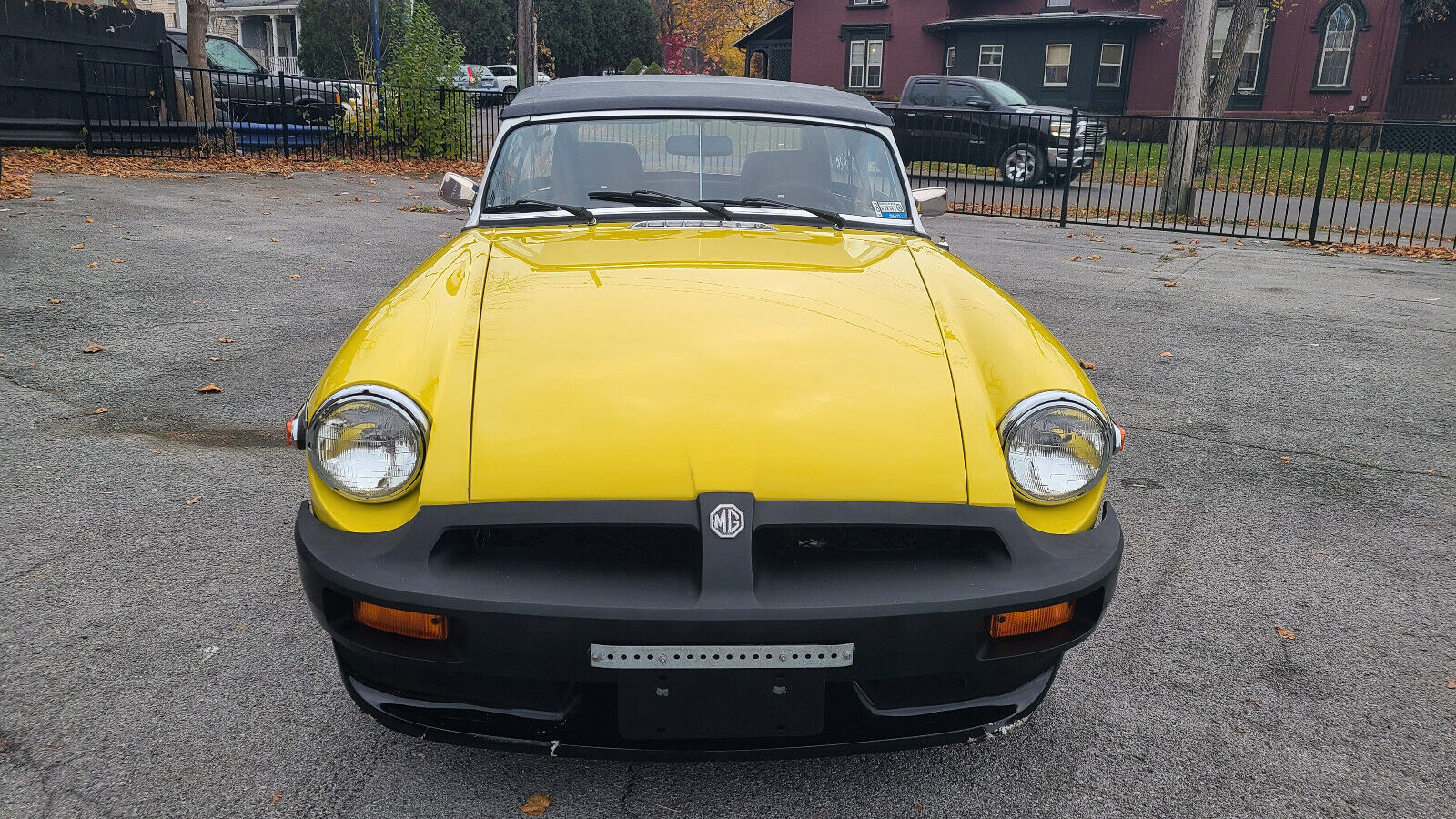 MG-MGB-Cabriolet-1980-Yellow-Black-88900-2