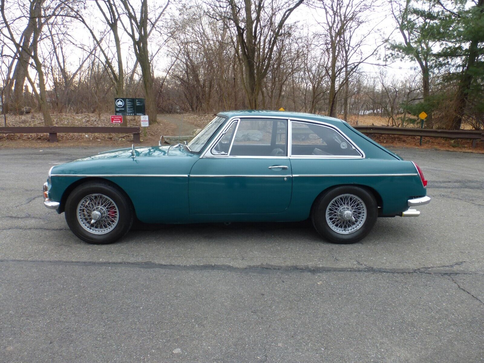 MG-MGB-Coupe-1967-Green-Black-99999-2