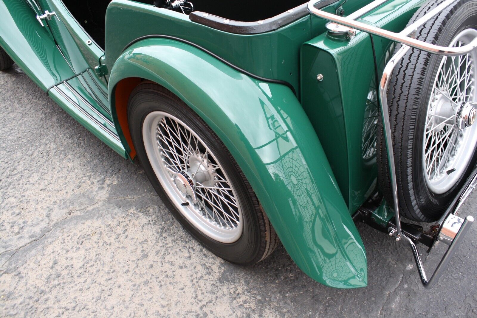 MG-T-Series-1949-Green-Black-999999-35