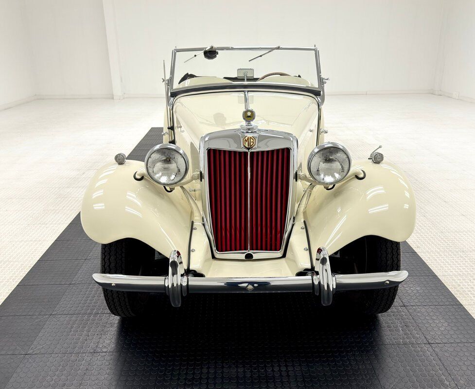 MG-T-Series-Cabriolet-1950-White-Red-4670-11