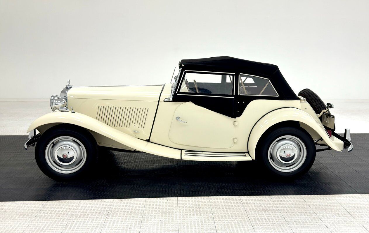 MG-T-Series-Cabriolet-1950-White-Red-4670-2